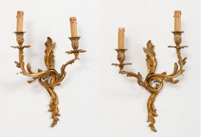 paire d'appliques murales anciennes en laiton avec fleurs et feuilles