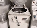 un appareil qui se trouve dans une cuisine, à côté d'autres appareils électroménagers