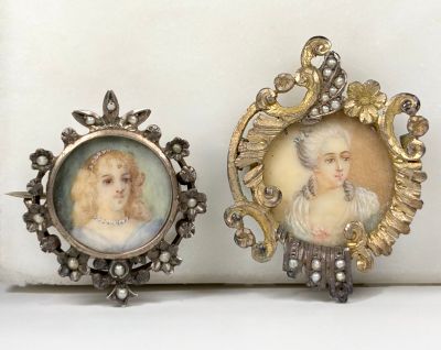 Deux portraits miniatures représentant une femme et un enfant sont présentés dans un cadre doré.