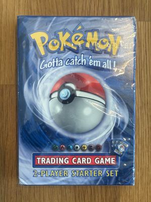 Le jeu de cartes à collectionner Pokémon est exposé sur la table.