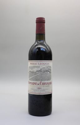 la bouteille de vin rouge est posée sur la table