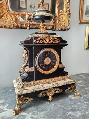 Importante pendue de cheminée en marbre polychrome et bronze…