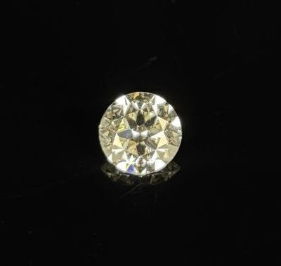 un diamant dans l'obscurité, sur fond noir
