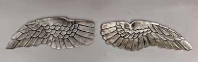 une paire d'ailes d'ange argentées sur fond blanc