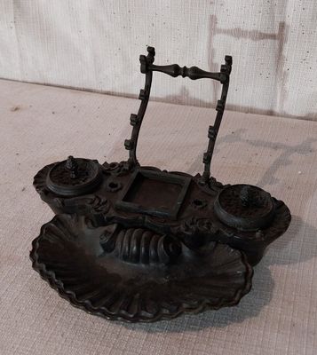 un petit objet noir posé sur une table