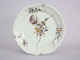 une assiette blanche avec un motif floral