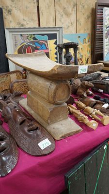 Ancien tabouret de dignitaire en bois sculpté en forme de ba…
