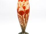 un vase orné d'un motif rouge et blanc