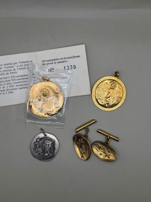 quelques pièces d'or et d'argent sont posées sur une table