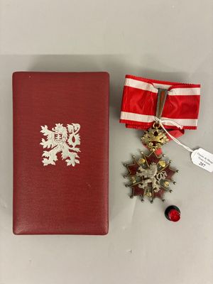 un livre rouge avec un ruban rouge et un ruban rouge et blanc