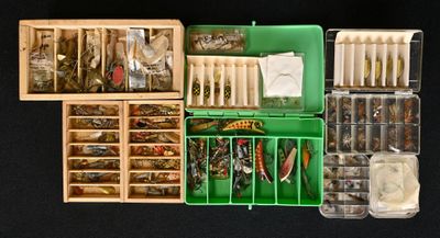 de nombreux types différents de leurres de pêche dans une boîte verte