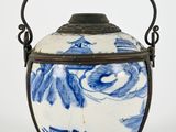 un vase bleu et blanc avec une anse sur fond blanc
