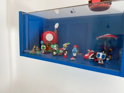 une vitrine contenant tout un tas de jouets
