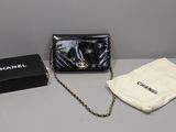 un petit sac noir et un petit porte-monnaie noir posés sur une table