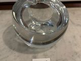 un cendrier en verre posé sur une table en marbre