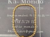 une photo d'un collier en or exposé dans un magasin