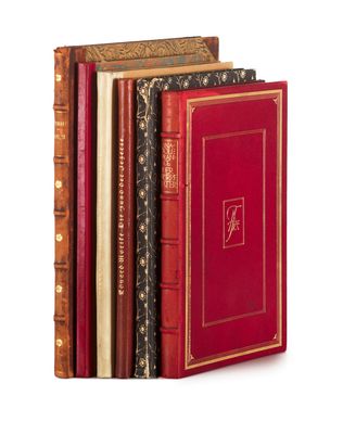 plusieurs livres sont empilés sur une surface blanche