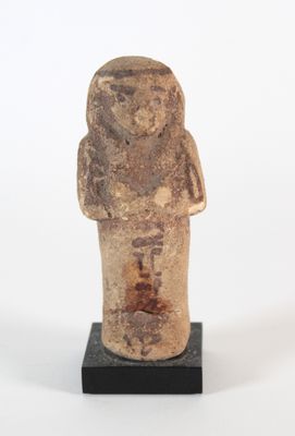 une statue antique représentant une femme, posée sur un socle noir, sur fond blanc