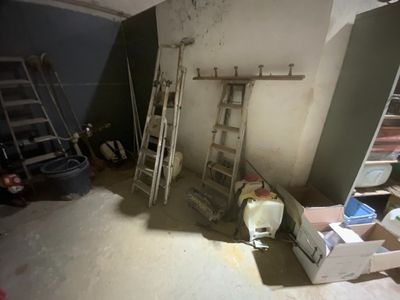 une image représentant une pièce avec une échelle et d'autres objets