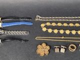 de nombreux types de bracelets différents posés sur la table