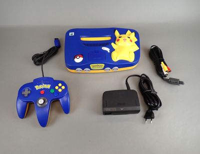 une console Nintendo Wii avec un Pikachu dessus