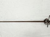 une vieille épée en fer avec une poignée en bois sur fond blanc