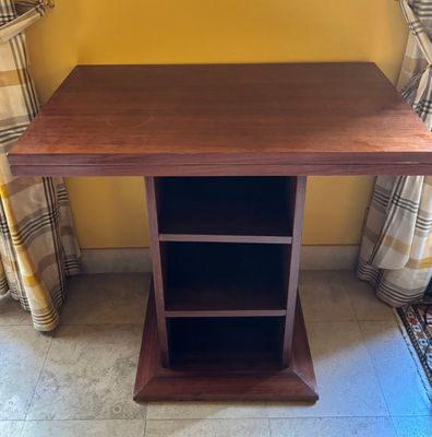 une table en bois surmontée d'une étagère à livres