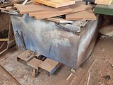 un tas de bois posé sur une table au milieu d'une pièce