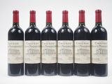 six bouteilles de vin rouge alignées sur une surface blanche