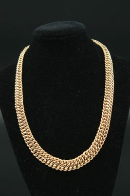 un collier à chaîne en or sur un mannequin noir