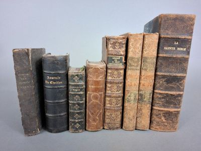 plusieurs vieux livres sont alignés sur une table