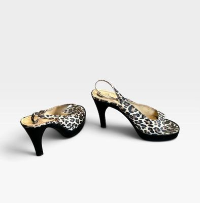 une paire d'escarpins à imprimé léopard sur fond blanc
