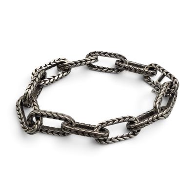 un gros plan d'un bracelet à maillons sur fond blanc
