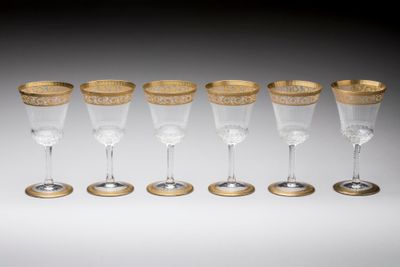 un lot de six verres à vin à bord doré