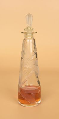 une petite bouteille en verre contenant un liquide