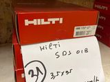 une boîte rouge avec une étiquette de prix, posée sur une étagère