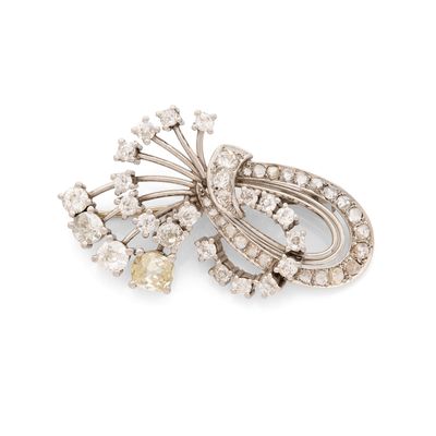 une photo représentant une paire de broches en diamant et en or blanc