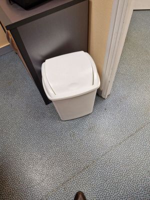 Deux petites poubelles en PVC blanc et un destructeur de pap…