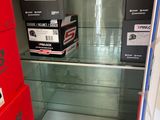 une vitrine en verre au milieu d'un magasin