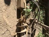 une image représentant un squelette accroché à un mur