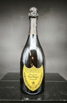 une vieille bouteille de champagne posée sur une table noire