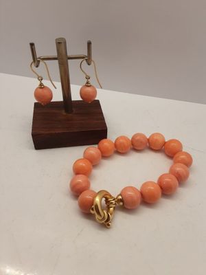 Paire de boucles d'oreilles en or 18 carats et corail et bra…