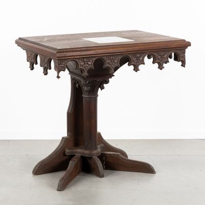 une photo d'une table en bois avec un plateau en marbre posée sur un sol en béton