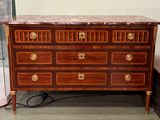 une grande commode avec un plateau en marbre