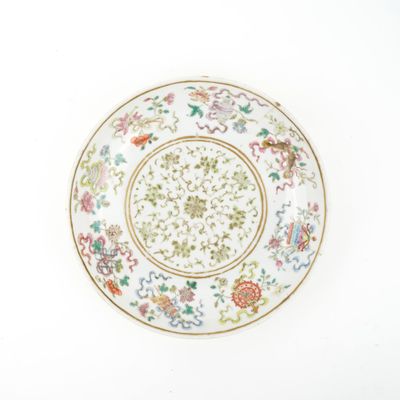 une assiette ornée d'un motif floral sur une surface blanche