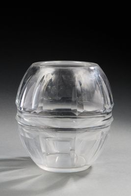 un saladier en verre transparent avec un couvercle, posé sur un plan de travail blanc