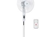 ventilateur sur pied blanc avec une télécommande posée dessus