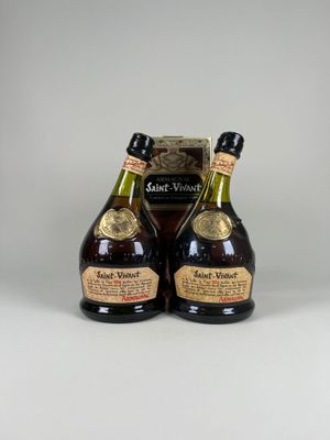 deux bouteilles de vin posées l'une à côté de l'autre sur une table