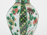 un vase orné d'un motif vert et rouge