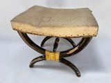 un petit tabouret surmonté d'un coussin